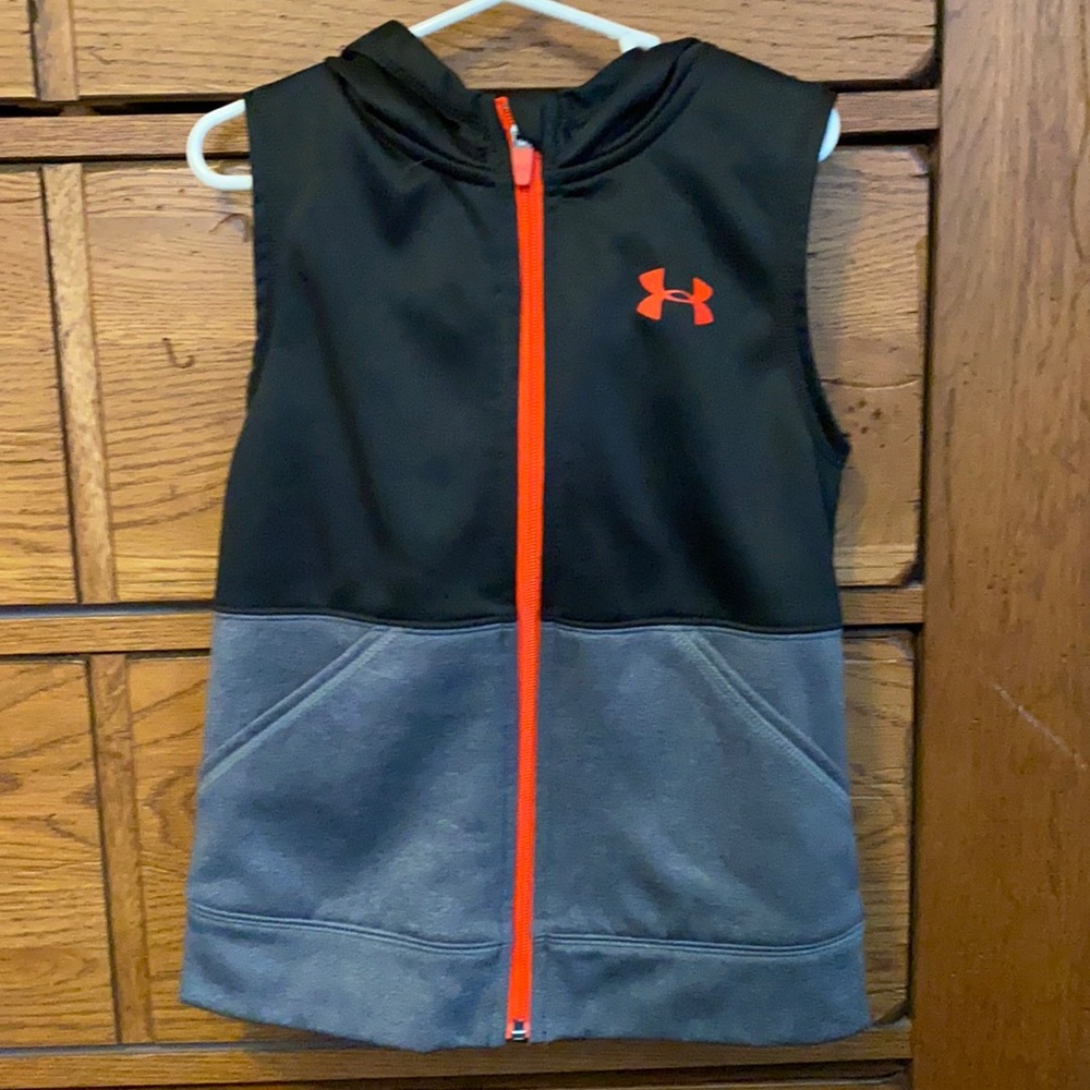 Hooded sleeveless zip up